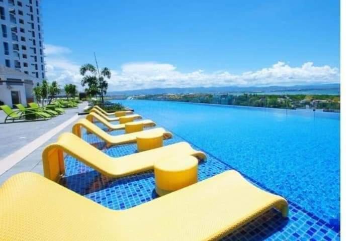 The Mactan Town Hotell Lapu-Lapu City Exteriör bild