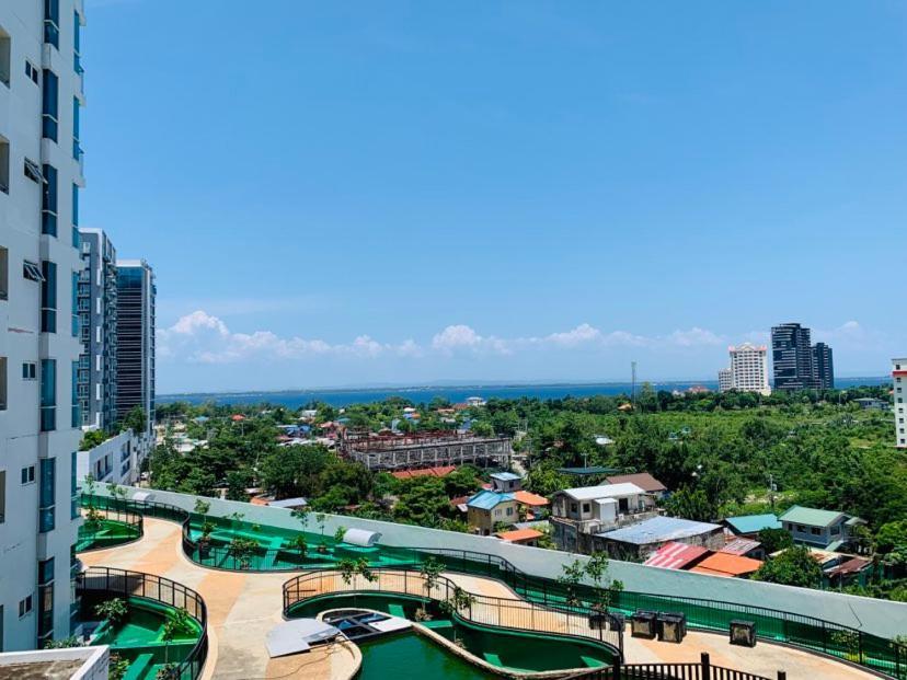The Mactan Town Hotell Lapu-Lapu City Exteriör bild